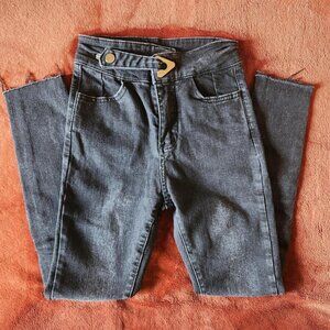 Black High-Waisted Raw Hem Skinny Jeans w/ Metal Buckle. SZ XXS.
